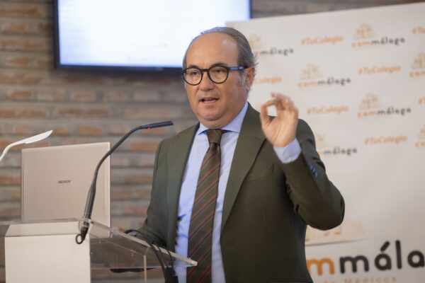 ¿Qué cambia para los médicos con la Ley Europea de IA? El Colegio de Médicos de Málaga publica una guía práctica