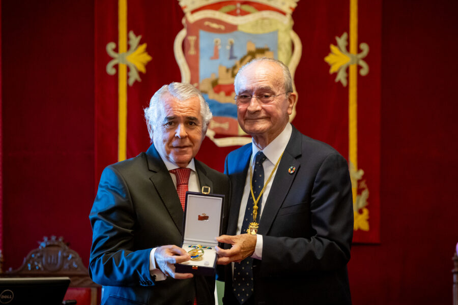 El Colegio de Médicos de Málaga recibe la Medalla de la Ciudad y es nombrado Hijo Predilecto