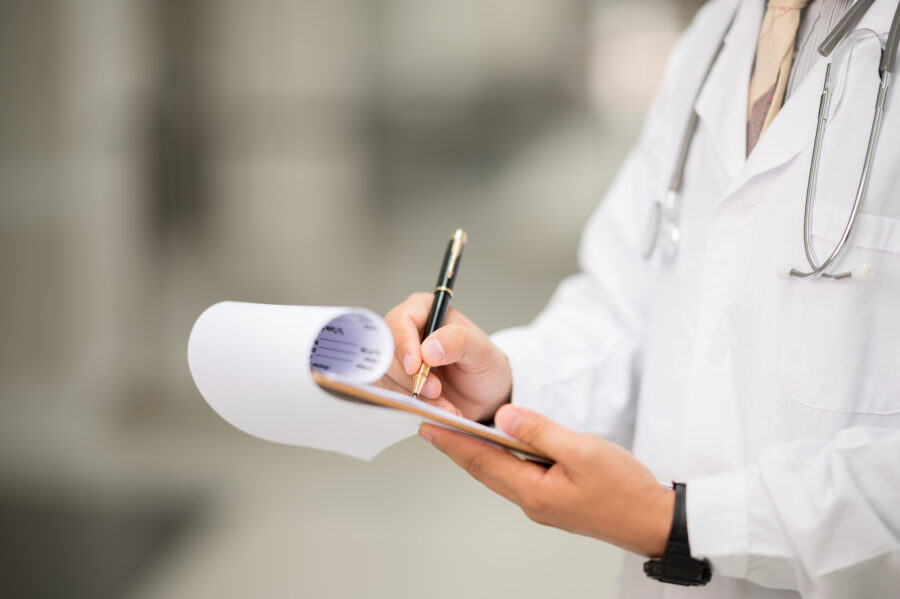 La prescripción de medicamentos es una atribución que corresponde a la profesión médica