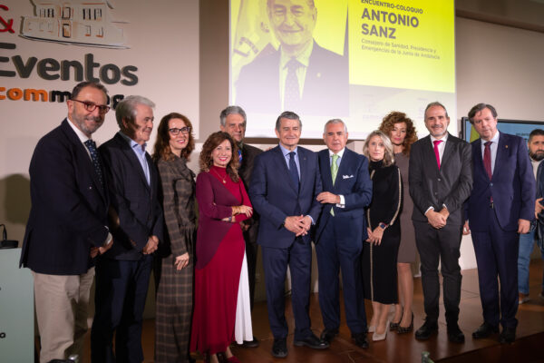 El consejero de Sanidad anuncia en el Colegio que las obras del tercer hospital comenzarán en enero