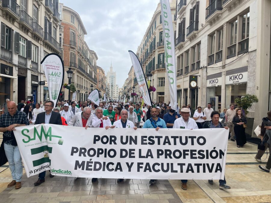 Médicos de toda Andalucía recorren las calles de Málaga, en protesta por el Estatuto Marco